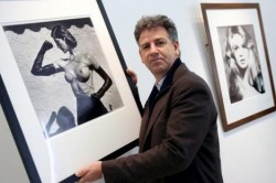 Gert Elfering mit Foto von Helmut Newton
