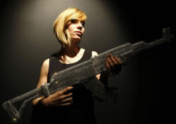 Nicola Bolla kreiert AK-47 aus Swarovski Kristallen