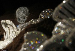 Nicola Bolla verziert Knochen mit Swarovski Kristallen