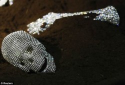 Nicola Bolla verziert Knochen mit Swarovski Kristallen