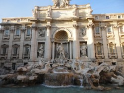 Fendi sponsort die Reparaturen am Trevi-Brunnen in Rom