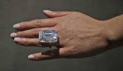 Diamant für $22 Millionen bei Sotheby's New York versteigert (by Mary Altaffer/AP)