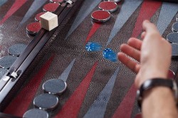 Backgammon: ein Spiel von Glück, Strategie und etwas Luxus
