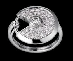 Besondere Luxusgeschenke hat auch Cartier, den Ring aus der Kollektion Amulette etwa