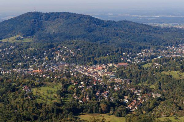 Aussicht vom Merkur in Baden-Baden (BW, Deutschland). Dieses Foto zeigt die Aussicht in Richtung des Zentrums von Baden-Baden.