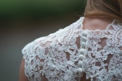 Detailaufnahme - Brautkleid von hinten mit Knopfleiste und Spitze