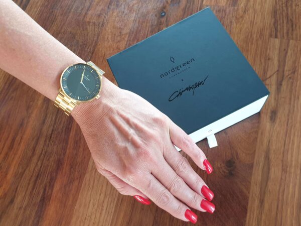Nordgreen Philosopher Armbanduhr in Gold mit schwarzem Zifferblatt