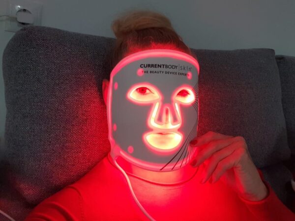 Jugendliche, strahlende Haut dank CurrentBody Skin LED Maske