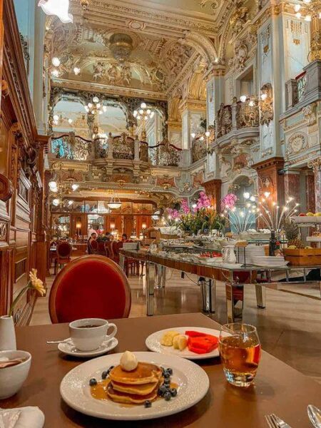 Das New York Café in Budapest: Ein Ort voller Geschichte und Eleganz